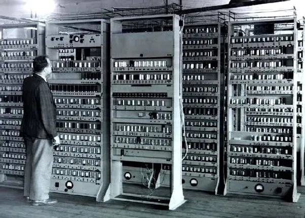 Vacuum tube computer filling a large room
